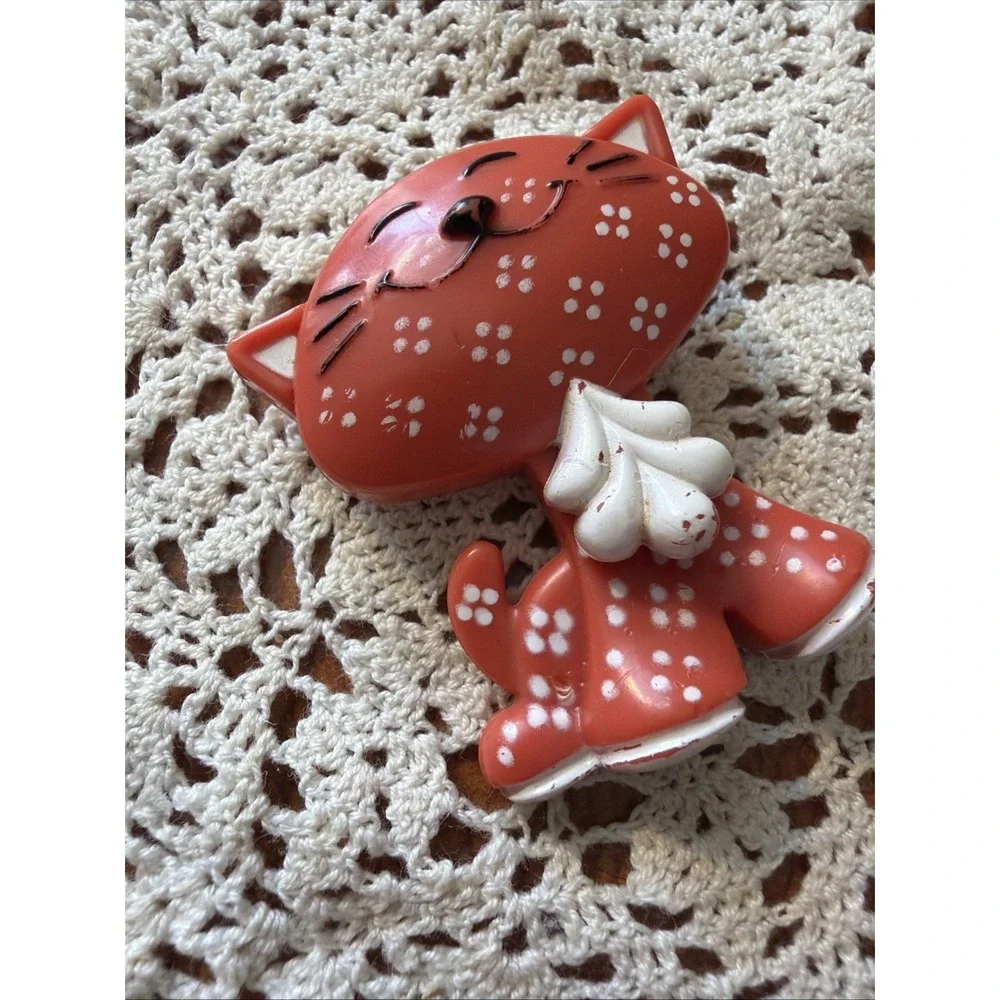 Vintage‎ Avon Calico Cat Fragrance Glaze Pin 1973 No Box